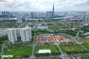 Các lô đất chuẩn bị đấu giá tại Thủ Thiêm, TPHCM, nhìn từ trên cao với công trình đang thi công