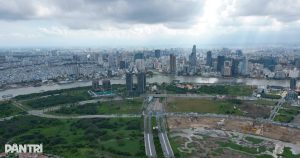 Toàn cảnh khu đô thị mới Thủ Thiêm nhìn từ trên cao với sông Sài Gòn và các tuyến đường lớn